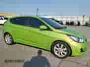 2013 Hyundai Accent SE z VIN KMHCU5AE7DU066032, wystawiony jako Copart lot #66413665 z przebiegiem 158 482 mil mil oraz Czysty tytuł • Clean title. Historia ofert i sprzedaży dostępna na DreamBid. Obrazek 4.