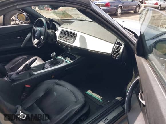 2006 BMW Z4 3.0si с VIN 4USBU53556LW91321, выставлен на аукционе IAAI как лот 42626601 с пробегом 109 974 миль миль и . История ставок и продаж доступна на DreamBid. Изображение 5.