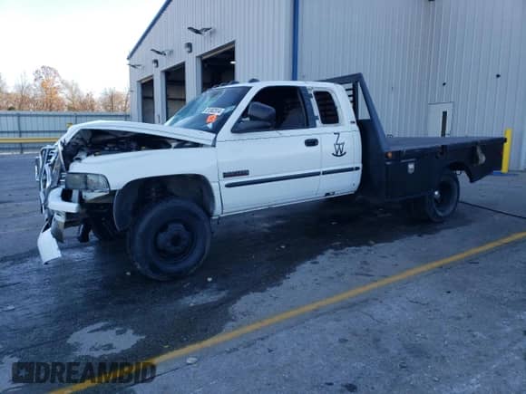 1999 Dodge 3500 z VIN 1B7MF3368XJ523868, wystawiony jako Copart lot #81302514 z przebiegiem 236 339 mil mil oraz Czysty tytuł • Clean title. Historia ofert i sprzedaży dostępna na DreamBid. Obrazek 1.