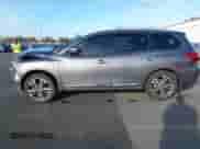 2017 Nissan Pathfinder SL z VIN 5N1DR2MM4HC623692, wystawiony jako IAAI lot #40493909 z przebiegiem 68 563 mil mil oraz . Historia ofert i sprzedaży dostępna na DreamBid. Obrazek 14.