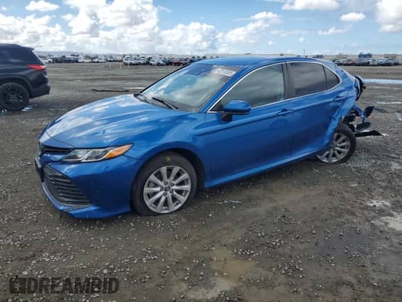 2020 Toyota Camry LE z VIN 4T1C11AK2LU306688, wystawiony jako Copart lot #82510505 z przebiegiem 104 108 mil mil oraz Szkoda całkowita • Salvage title. Historia ofert i sprzedaży dostępna na DreamBid. Obrazek 1.