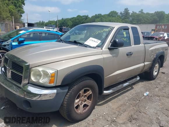 2005 Dodge Dakota SLT with VIN 1D7HW42N45S110567, listed as a IAAI auction lot 42569653 with 113,342 mi miles and . Bid and sale history available at DreamBid. Image 2.