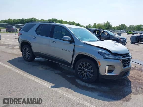 2023 Chevrolet Traverse RS z VIN 1GNEVJKW5PJ323874, wystawiony jako IAAI lot #42348580 z przebiegiem 44 372 mil mil oraz . Historia ofert i sprzedaży dostępna na DreamBid. Obrazek 1.