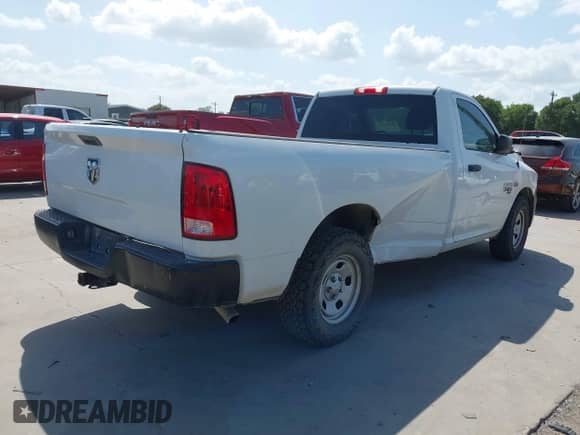 2019 Ram 1500 Tradesman z VIN 3C6JR6DT4KG648920, wystawiony jako IAAI lot #42531432 z przebiegiem 128 735 mil mil oraz . Historia ofert i sprzedaży dostępna na DreamBid. Obrazek 4.