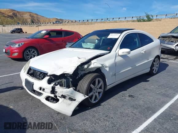 2005 Mercedes-Benz C 230 Kompressor z VIN WDBRN40J75A672808, wystawiony jako IAAI lot #41325952 z przebiegiem 160 471 mil mil oraz . Historia ofert i sprzedaży dostępna na DreamBid. Obrazek 2.