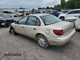 2000 Saturn SL z VIN 1G8ZH528XYZ223681, wystawiony jako Copart lot #57347404 z przebiegiem 161 044 mil mil oraz Czysty tytuł • Clean title. Historia ofert i sprzedaży dostępna na DreamBid. Obrazek 2.