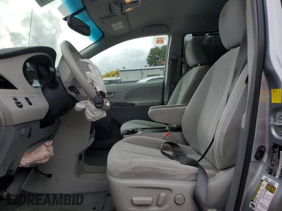 2011 Toyota Sienna LE z VIN 5TDKK3DC9BS047018, wystawiony jako Copart lot #82652505 z przebiegiem 151 351 mil mil oraz Czysty tytuł • Clean title. Historia ofert i sprzedaży dostępna na DreamBid. Obrazek 7.