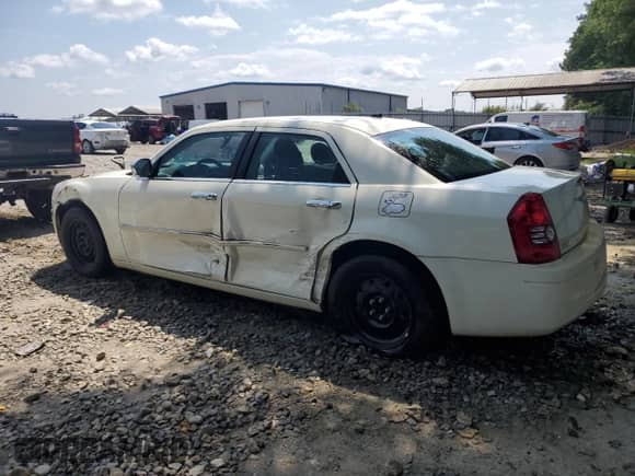 2008 Chrysler 300 LX with VIN 2C3KA43R88H127002, listed as a Copart auction lot 62549115 with 192,642 mi miles and Salvage title. Bid and sale history available at DreamBid. Image 2.