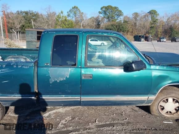 1996 GMC Sierra 1500 z VIN 2GTEC19R9T1541142, wystawiony jako IAAI lot #41375900 z przebiegiem 292 893 mil mil oraz . Historia ofert i sprzedaży dostępna na DreamBid. Obrazek 13.