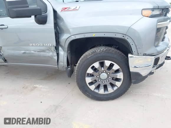2024 Chevrolet Silverado 2500HD LT z VIN 2GC1YNEY1R1114874, wystawiony jako IAAI lot #42753597 z przebiegiem 56 169 mil mil oraz . Historia ofert i sprzedaży dostępna na DreamBid. Obrazek 18.