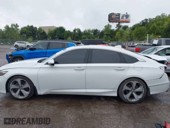 2018 Honda Accord Touring z VIN 1HGCV1F97JA144121, wystawiony jako IAAI lot #43073118 z przebiegiem 95 145 mil mil oraz . Historia ofert i sprzedaży dostępna na DreamBid. Obrazek 15.