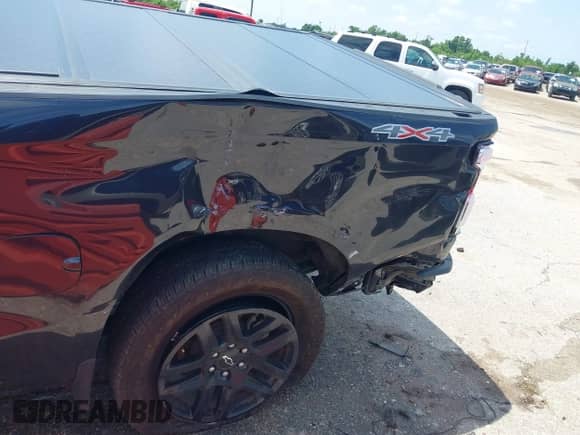 2022 Chevrolet Silverado 1500 RST z VIN 1GCUDEET6NZ610302, wystawiony jako IAAI lot #42176569 z przebiegiem 113 137 mil mil oraz . Historia ofert i sprzedaży dostępna na DreamBid. Obrazek 18.