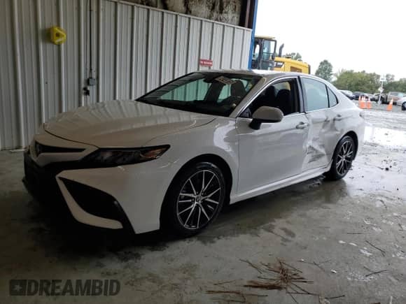 2024 Toyota Camry SE with VIN 4T1G11AK0RU892835, listed as a Copart auction lot 84743815 with 32,818 mi miles and Salvage title. Bid and sale history available at DreamBid. Image 1.
