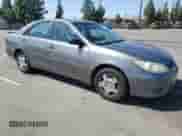 2005 Toyota Camry STD z VIN 4T1BE32K75U621063, wystawiony jako Copart lot #84640255 z przebiegiem 193 738 mil mil oraz Szkoda całkowita • Salvage title. Historia ofert i sprzedaży dostępna na DreamBid. Obrazek 4.
