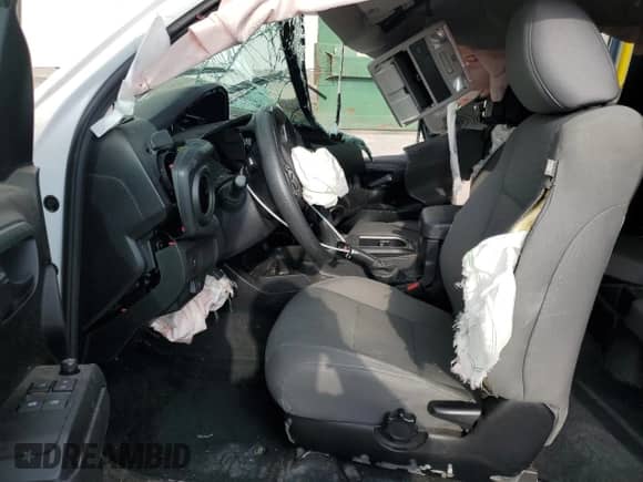 2022 Toyota Tacoma SR z VIN 3TYRZ5CN1NT014189, wystawiony jako Copart lot #81127735 z przebiegiem Nie podano mil oraz Szkoda całkowita • Salvage title. Historia ofert i sprzedaży dostępna na DreamBid. Obrazek 7.