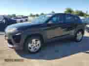 2025 Hyundai Kona SE с VIN KM8HA3AB7SU261408, выставлен на аукционе Copart как лот 68082795 с пробегом 5 929 миль миль и Списание • Salvage title. История ставок и продаж доступна на DreamBid. Изображение 1.