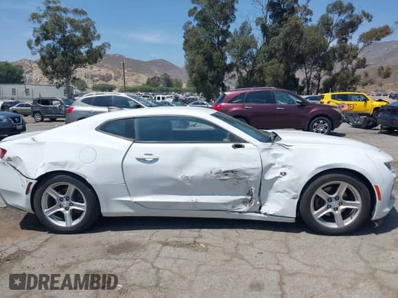 2018 Chevrolet Camaro 1LS z VIN 1G1FA1RX1J0183352, wystawiony jako IAAI lot #42500318 z przebiegiem 105 151 mil mil oraz . Historia ofert i sprzedaży dostępna na DreamBid. Obrazek 13.