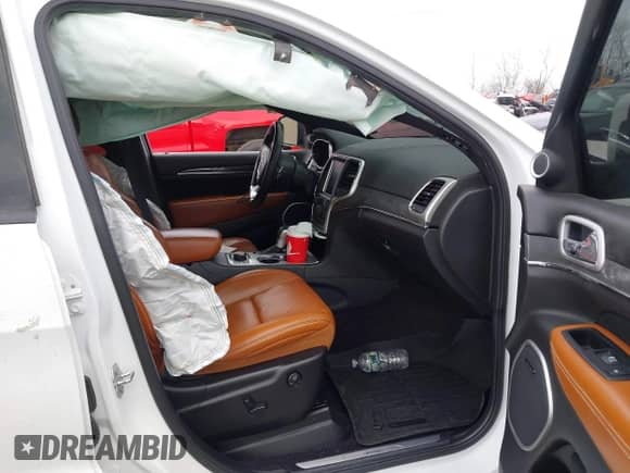 2016 Jeep Grand Cherokee SRT z VIN 1C4RJFDJ7GC324808, wystawiony jako IAAI lot #41718684 z przebiegiem 76 084 mil mil oraz . Historia ofert i sprzedaży dostępna na DreamBid. Obrazek 5.