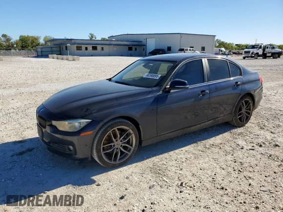 2015 BMW 3 Series 320i z VIN WBA3B1C53FK139411, wystawiony jako Copart lot #90395895 z przebiegiem 172 038 mil mil oraz Czysty tytuł • Clean title. Historia ofert i sprzedaży dostępna na DreamBid. Obrazek 1.