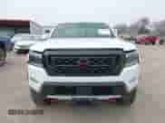 2023 Nissan Frontier SV z VIN 1N6ED1EK9PN615067, wystawiony jako IAAI lot #41554561 z przebiegiem 23 529 mil mil oraz . Historia ofert i sprzedaży dostępna na DreamBid. Obrazek 13.