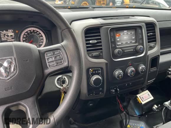 2023 Ram 1500 Tradesman z VIN 1C6RR7FT4PS588854, wystawiony jako Copart lot #64556685 z przebiegiem 24 403 mil mil oraz Szkoda całkowita • Salvage title. Historia ofert i sprzedaży dostępna na DreamBid. Obrazek 9.