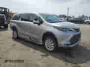 2024 Toyota Sienna Platinum z VIN 5TDERKEC3RS196035, wystawiony jako Copart lot #52682415 z przebiegiem 3 597 mil mil oraz Szkoda całkowita • Salvage title. Historia ofert i sprzedaży dostępna na DreamBid. Obrazek 4.