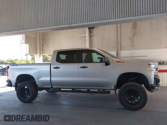 2020 Chevrolet Silverado 1500 Custom Trail Boss z VIN 1GCPYCEF2LZ142341, wystawiony jako IAAI lot #43430476 z przebiegiem 55 401 mil mil oraz . Historia ofert i sprzedaży dostępna na DreamBid. Obrazek 14.