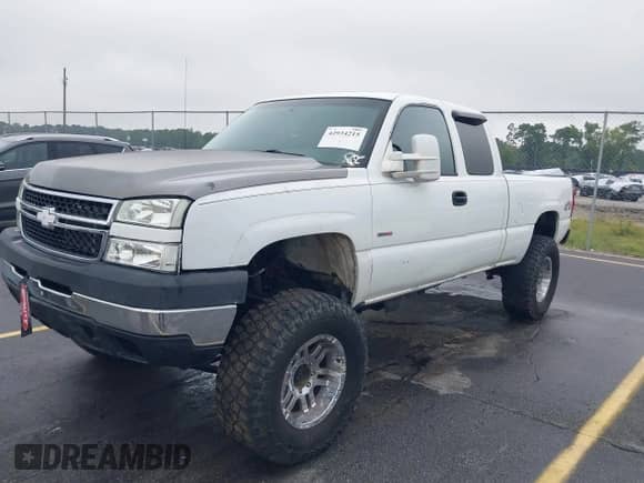 2004 Chevrolet Silverado 2500HD LT z VIN 1GCHK29164E130488, wystawiony jako IAAI lot #42934215 z przebiegiem 380 858 mil mil oraz . Historia ofert i sprzedaży dostępna na DreamBid. Obrazek 2.