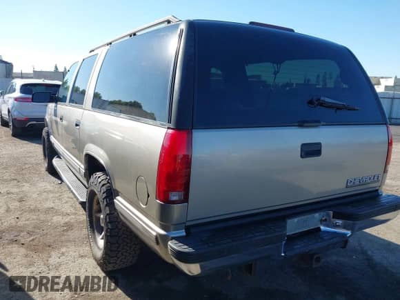 1999 Chevrolet Suburban z VIN 1GNFK16R9XJ318663, wystawiony jako IAAI lot #43358644 z przebiegiem 197 845 mil mil oraz . Historia ofert i sprzedaży dostępna na DreamBid. Obrazek 3.