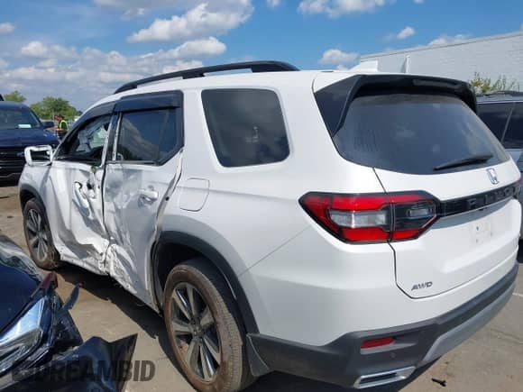 2025 Honda Pilot Elite z VIN 5FNYG1H83SB087315, wystawiony jako IAAI lot #43093587 z przebiegiem 8 682 mil mil oraz . Historia ofert i sprzedaży dostępna na DreamBid. Obrazek 14.