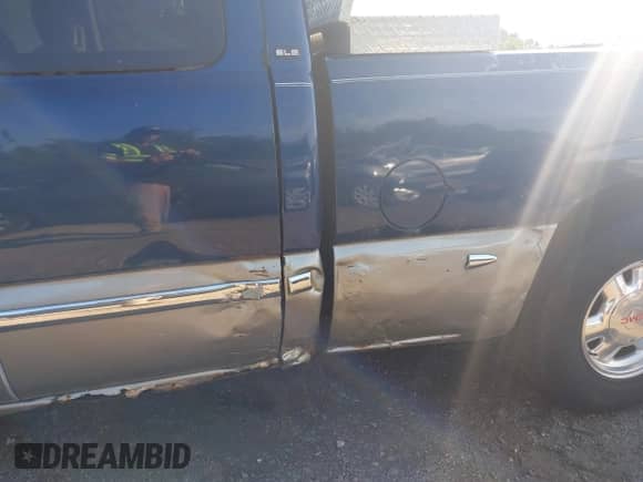 2000 GMC Sierra 1500 SLE z VIN 2GTEC19T5Y1349784, wystawiony jako IAAI lot #42638616 z przebiegiem 156 239 mil mil oraz . Historia ofert i sprzedaży dostępna na DreamBid. Obrazek 6.