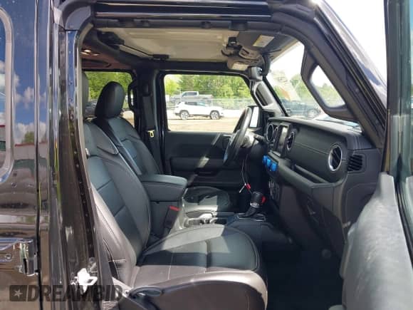 2022 Jeep Wrangler Unlimited Sahara z VIN 1C4JJXP69NW198960, wystawiony jako IAAI lot #42255807 z przebiegiem 23 789 mil mil oraz . Historia ofert i sprzedaży dostępna na DreamBid. Obrazek 5.