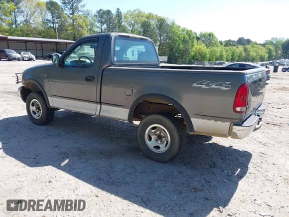 2003 Ford F-150 XL z VIN 1FTRF18243NB29920, wystawiony jako IAAI lot #42037138 z przebiegiem 230 215 mil mil oraz . Historia ofert i sprzedaży dostępna na DreamBid. Obrazek 3.