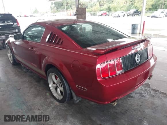 2006 Ford Mustang GT Deluxe z VIN 1ZVFT82H765156662, wystawiony jako IAAI lot #43391359 z przebiegiem 62 554 mil mil oraz . Historia ofert i sprzedaży dostępna na DreamBid. Obrazek 3.