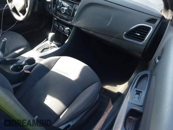 2014 Chrysler 200 LX с VIN 1C3CCBAB8EN142773, выставлен на аукционе IAAI как лот 43366773 с пробегом 210 986 миль миль и . История ставок и продаж доступна на DreamBid. Изображение 5.
