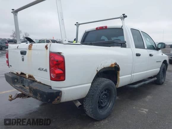 2007 Dodge 1500 ST z VIN 1D7HU18P57J590379, wystawiony jako IAAI lot #41753511 z przebiegiem 208 080 mil mil oraz . Historia ofert i sprzedaży dostępna na DreamBid. Obrazek 4.