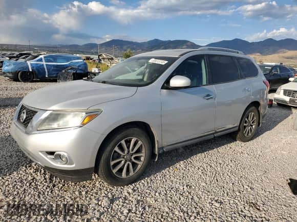 2015 Nissan Pathfinder Platinum with VIN 5N1AR2MM6FC671890, listed as a Copart auction lot 65613745 with 157,995 mi miles and Salvage title. Bid and sale history available at DreamBid. Image 1.