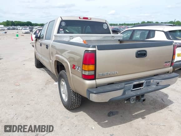 2004 GMC Sierra 1500 SLE z VIN 2GTEK13T841413502, wystawiony jako IAAI lot #42226796 z przebiegiem 192 481 mil mil oraz . Historia ofert i sprzedaży dostępna na DreamBid. Obrazek 3.