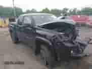 2018 Toyota Tacoma SR5 z VIN 5TFSZ5AN7JX129318, wystawiony jako IAAI lot #42318892 z przebiegiem 78 613 mil mil oraz . Historia ofert i sprzedaży dostępna na DreamBid. Obrazek 1.