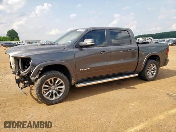 2020 Ram 1500 Laramie z VIN 1C6RREJT6LN100718, wystawiony jako Copart lot #59289735 z przebiegiem 120 460 mil mil oraz Szkoda całkowita • Salvage title. Historia ofert i sprzedaży dostępna na DreamBid. Obrazek 1.