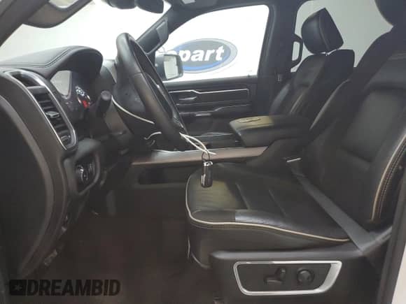 2024 Ram 1500 Laramie z VIN 1C6RREJT4RN220011, wystawiony jako Copart lot #69116525 z przebiegiem 46 649 mil mil oraz Czysty tytuł • Clean title. Historia ofert i sprzedaży dostępna na DreamBid. Obrazek 7.