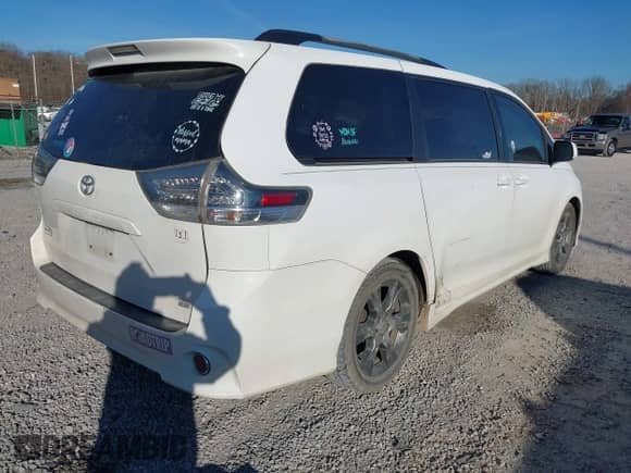 2011 Toyota Sienna SE with VIN 5TDXK3DC7BS029302, listed as a IAAI auction lot 41632724 with 211,503 mi miles and . Bid and sale history available at DreamBid. Image 4.