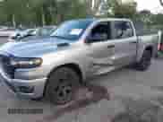 2025 Ram 1500 Big Horn z VIN 1C6RREFG9SN527515, wystawiony jako IAAI lot #41952115 z przebiegiem 8 009 mil mil oraz . Historia ofert i sprzedaży dostępna na DreamBid. Obrazek 2.