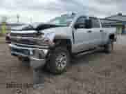2015 Chevrolet Silverado 2500HD Work Truck z VIN 1GC1KUEG8FF664922, wystawiony jako Copart lot #53850725 z przebiegiem 84 600 mil mil oraz Szkoda całkowita • Salvage title. Historia ofert i sprzedaży dostępna na DreamBid. Obrazek 1.