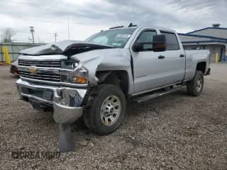 2015 Chevrolet Silverado 2500HD Work Truck z VIN 1GC1KUEG8FF664922, wystawiony jako Copart lot #53850725 z przebiegiem 84 600 mil mil oraz Szkoda całkowita • Salvage title. Historia ofert i sprzedaży dostępna na DreamBid. Obrazek 1.