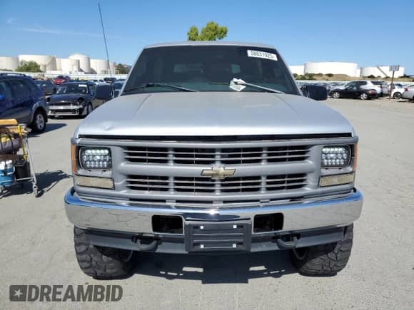 1997 Chevrolet Tahoe z VIN 3GNEK18R1VG112163, wystawiony jako Copart lot #58631925 z przebiegiem 213 262 mil mil oraz Czysty tytuł • Clean title. Historia ofert i sprzedaży dostępna na DreamBid. Obrazek 5.