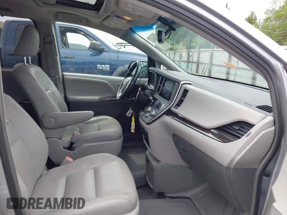 2016 Toyota Sienna XLE z VIN 5TDYK3DCXGS697249, wystawiony jako IAAI lot #42153128 z przebiegiem 54 824 mil mil oraz . Historia ofert i sprzedaży dostępna na DreamBid. Obrazek 5.