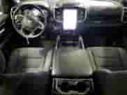 2022 Ram 1500 Big Horn z VIN 1C6SRFMT5NN368973, wystawiony jako Copart lot #69306015 z przebiegiem 33 151 mil mil oraz Szkoda całkowita • Salvage title. Historia ofert i sprzedaży dostępna na DreamBid. Obrazek 8.