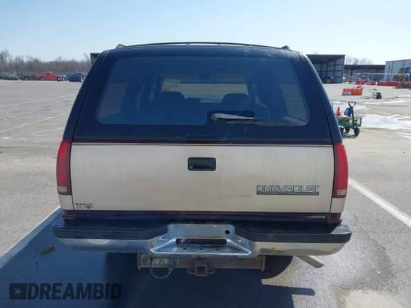 1993 Chevrolet Suburban с VIN 1GNEC16K3PJ328021, выставлен на аукционе IAAI как лот 41927706 с пробегом 276 597 миль миль и . История ставок и продаж доступна на DreamBid. Изображение 16.