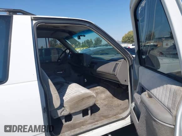 1992 Chevrolet Blazer z VIN 1GNEK18K1NJ355750, wystawiony jako IAAI lot #42789818 z przebiegiem 244 088 mil mil oraz . Historia ofert i sprzedaży dostępna na DreamBid. Obrazek 5.